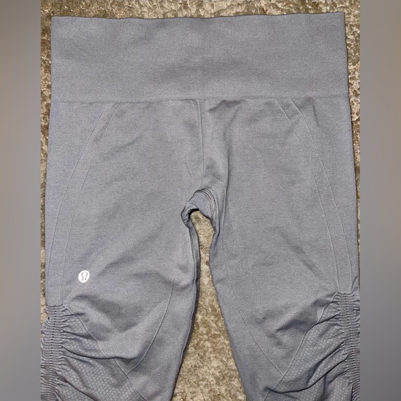 LIKE NEW 𝐋𝐔𝐋𝐔𝐋𝐄𝐌𝐎𝐍 seamless capri legging - Picture 6 of 10
